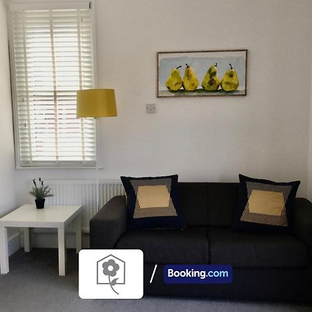 Netley Village Apartment By Your Stay Solutions Short Lets & Serviced Accommodation Netley Southampton With Free Wi-Fi Hamble-le-Rice Eksteriør bilde